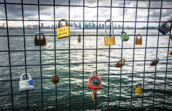 Liefde Hangsloten Met Zee Stad Achtergrond — Stockfoto