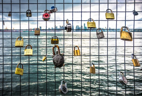 Cadeados Amor Com Mar Cidade Fundo — Fotografia de Stock