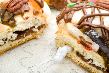 Epiphany kek, Kings kek, Roscon de reyes veya doldurulmuş ve çikolata ve ceviz ile dekore edilmiş Rosca de reyes