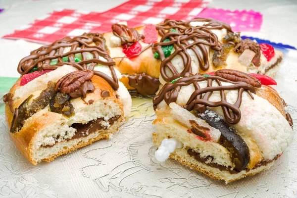 주현절 케이크 케이크 Roscon 레이즈 Rosca 레이스와 호두와 초콜릿 로열티 프리 스톡 이미지