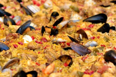 Paella valenciana, safran ve deniz ürünleri ile pirinç
