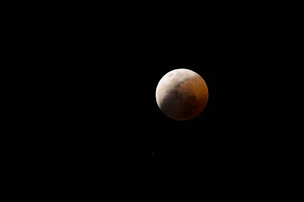 Lune Éclipsée Avec Lumière Soleil Pliée Par Atmosphère Terrestre Faisant — Photo