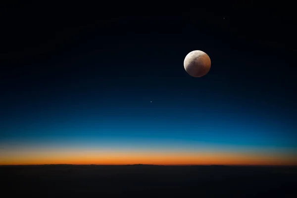 Затмённая Луна Солнечным Светом Искривлённым Атмосферой Земли Заставляет Луну Казаться — стоковое фото