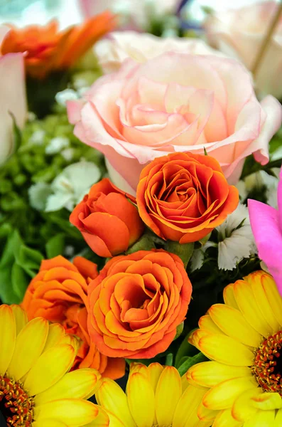 Güzel yaratıcı buket çiçek. Doğa arka plan.