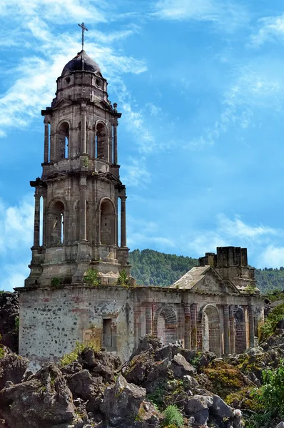 San Juan Parangaricutiro, Michoacán, México. Pueblo destruido durante la formación del volcán Paricutin en 1943 — Foto de Stock