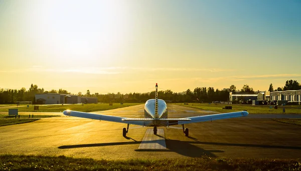 Malé letadlo připravené ke vzletu při východu slunce. — Stock fotografie