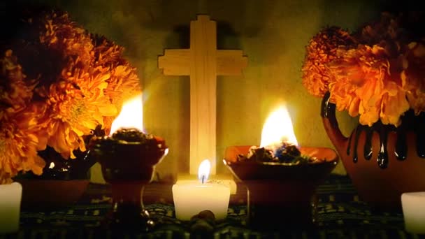 Pomalý odměsený záběr-den mrtvého nabízejícím oltář s květinami, hořící COPAL a svíčky. Podstatná část dne mrtvých slavností v Mexiku. 