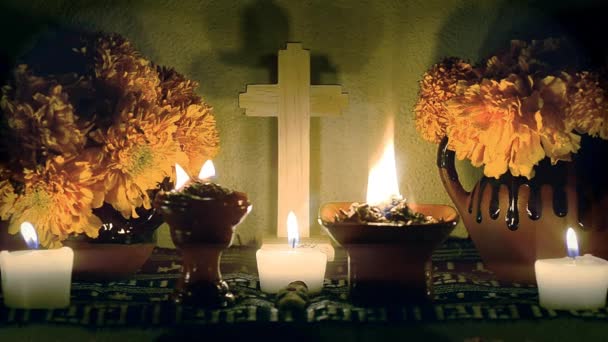 死者的祭坛 有小花 燃烧的花和蜡烛 在墨西哥死亡日庆祝活动的重要组成部分 慢动作 — 图库视频影像