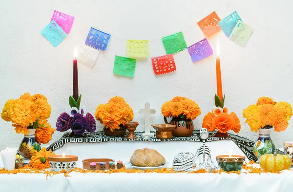 Giorno dell'altare morto con pan de muerto e candele — Foto Stock