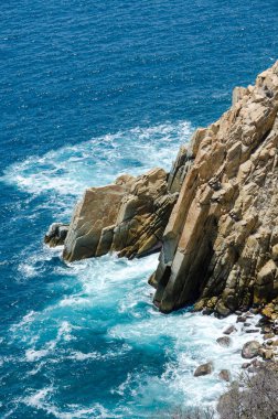 Güneşli öğleden sonra kayalık kıyı ile Mavi deniz