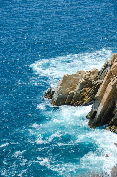 Mar azul con costa rocosa en la tarde soleada — Foto de Stock