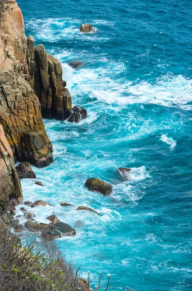 Güneşli öğleden sonra kayalık kıyı ile Mavi deniz — Stok fotoğraf