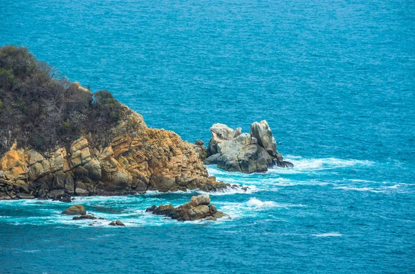 Mar azul con costa rocosa en la tarde soleada — Foto de Stock