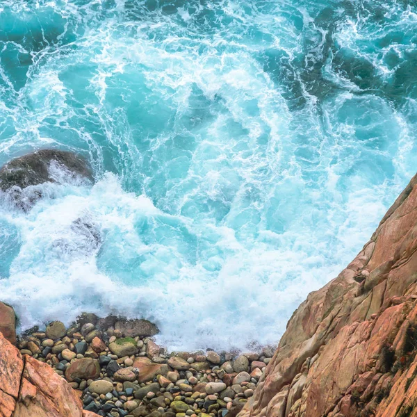 Güneşli öğleden sonra kayalık kıyı ile Mavi deniz — Stok fotoğraf