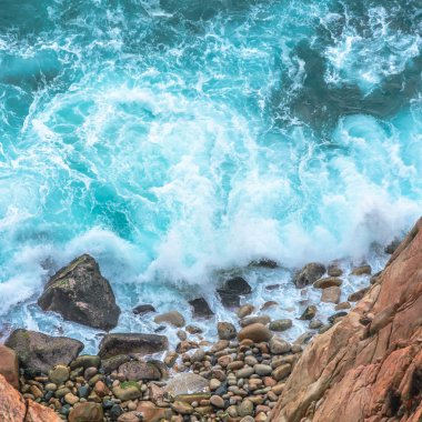 Güneşli öğleden sonra kayalık kıyı ile Mavi deniz