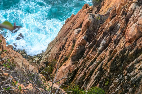 Blått hav med klippig strand i solig eftermiddag — Stockfoto