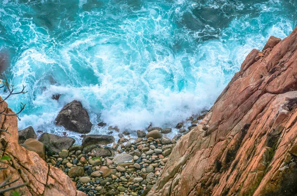 Güneşli öğleden sonra kayalık kıyı ile Mavi deniz — Stok fotoğraf