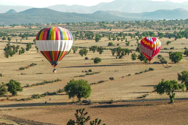 Bunter Heißluftballon mit blauem Himmel bei Sonnenaufgang — Stockfoto