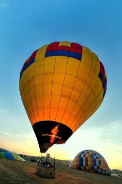 Gün doğumunda mavi gökyüzü ile renkli sıcak hava balonu