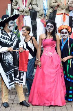 Ölü geçit günü için giyinmiş