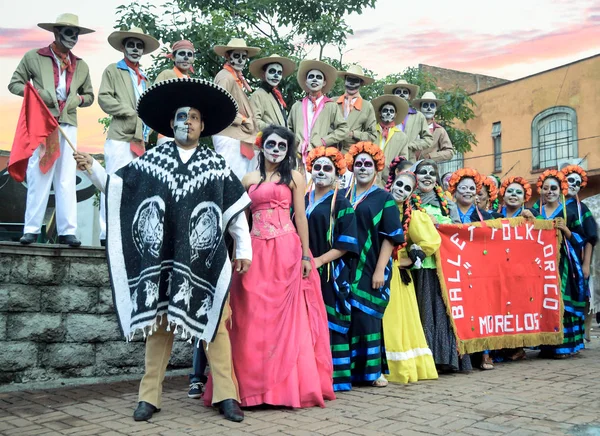 Dressed for the day of the dead parade — Stock Photo, Image