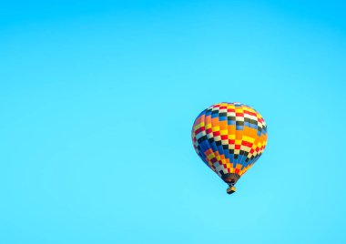 Mavi gökyüzü ile renkli sıcak hava balonu