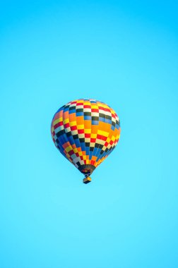 Mavi gökyüzü ile renkli sıcak hava balonu