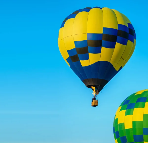 Balão de ar quente colorido com céu azul — Fotografia de Stock