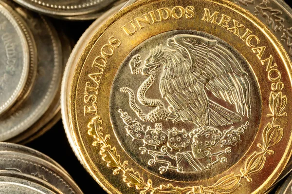 Empilhados moedas de peso mexicano — Fotografia de Stock