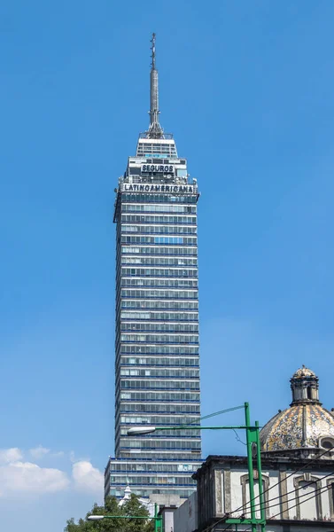 Небоскреб Torre Latinoamericana в Мехико — стоковое фото