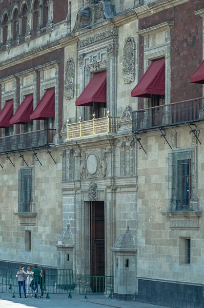 De gevel van het nationaal paleis naast de Zocalo in Mexico-stad — Stockfoto