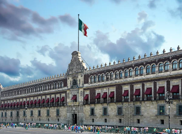 De gevel van het nationaal paleis naast de Zocalo in Mexico-stad — Stockfoto