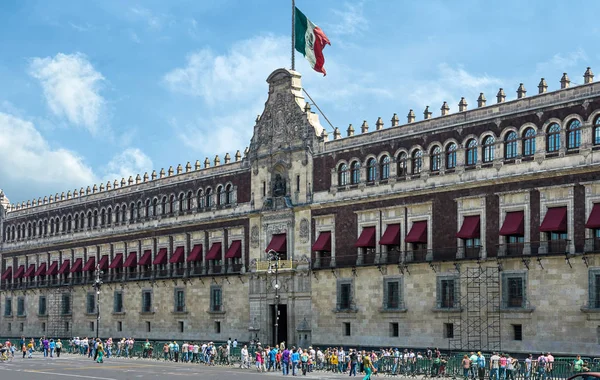 De gevel van het nationaal paleis naast de Zocalo in Mexico-stad — Stockfoto