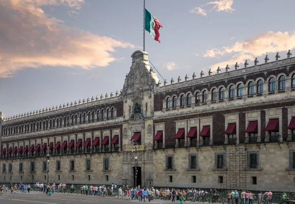 Mexico City Zocalo yanındaki Ulusal Saray cephe — Stok fotoğraf
