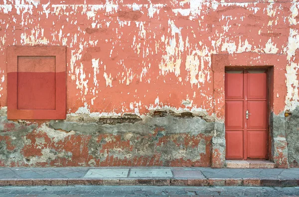 Vecchio muro lavato in strada villaggio — Foto Stock