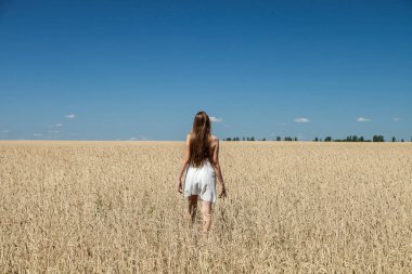 Buğday tarlasında bir kız