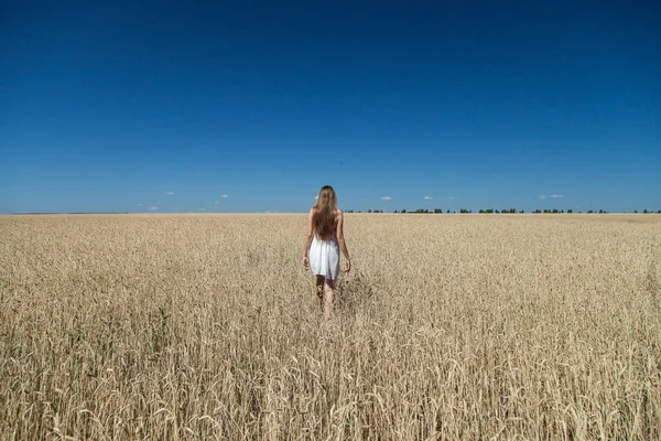 sahada yürüyüş Kırmızı elbiseli kız