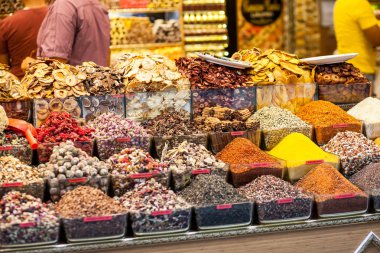 Istanbul'da kapalı çarşı üzerine baharat
