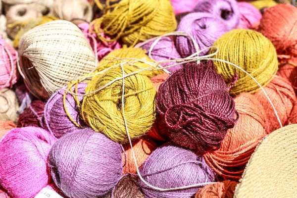 Renkli toplar iplik. Örgü ipliği örgü için. Skeins kumaş.