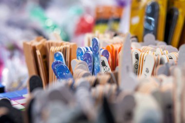 Oyuncak Dükkanı penceresinde