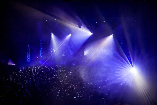 Oyuncak Dükkanı penceresinde