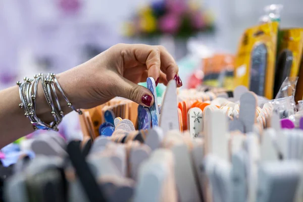 Oyuncak Dükkanı penceresinde