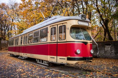 sonbaharda eski tramvay