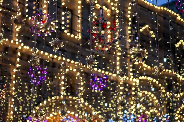 Binalar üzerinde Noel aydınlatmaları