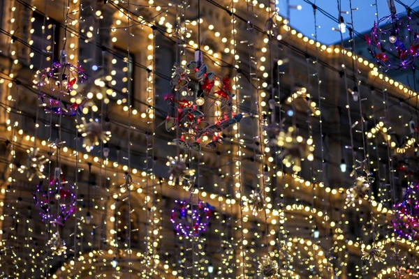 Binalar üzerinde Noel aydınlatmaları