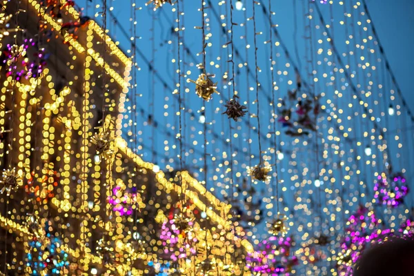 Binalar üzerinde Noel aydınlatmaları