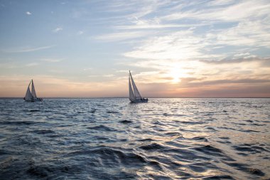 gün batımında yatlar. spor