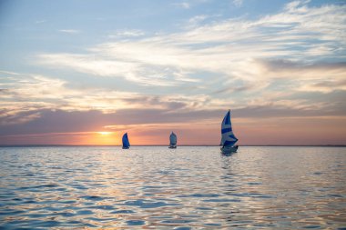 Kıyıya geri sonra yelkenli yat