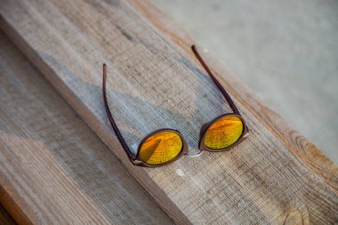 Ahşap arka plan üzerinde güneş gözlüğü