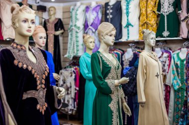 Arapça kıyafetler içinde mankenler